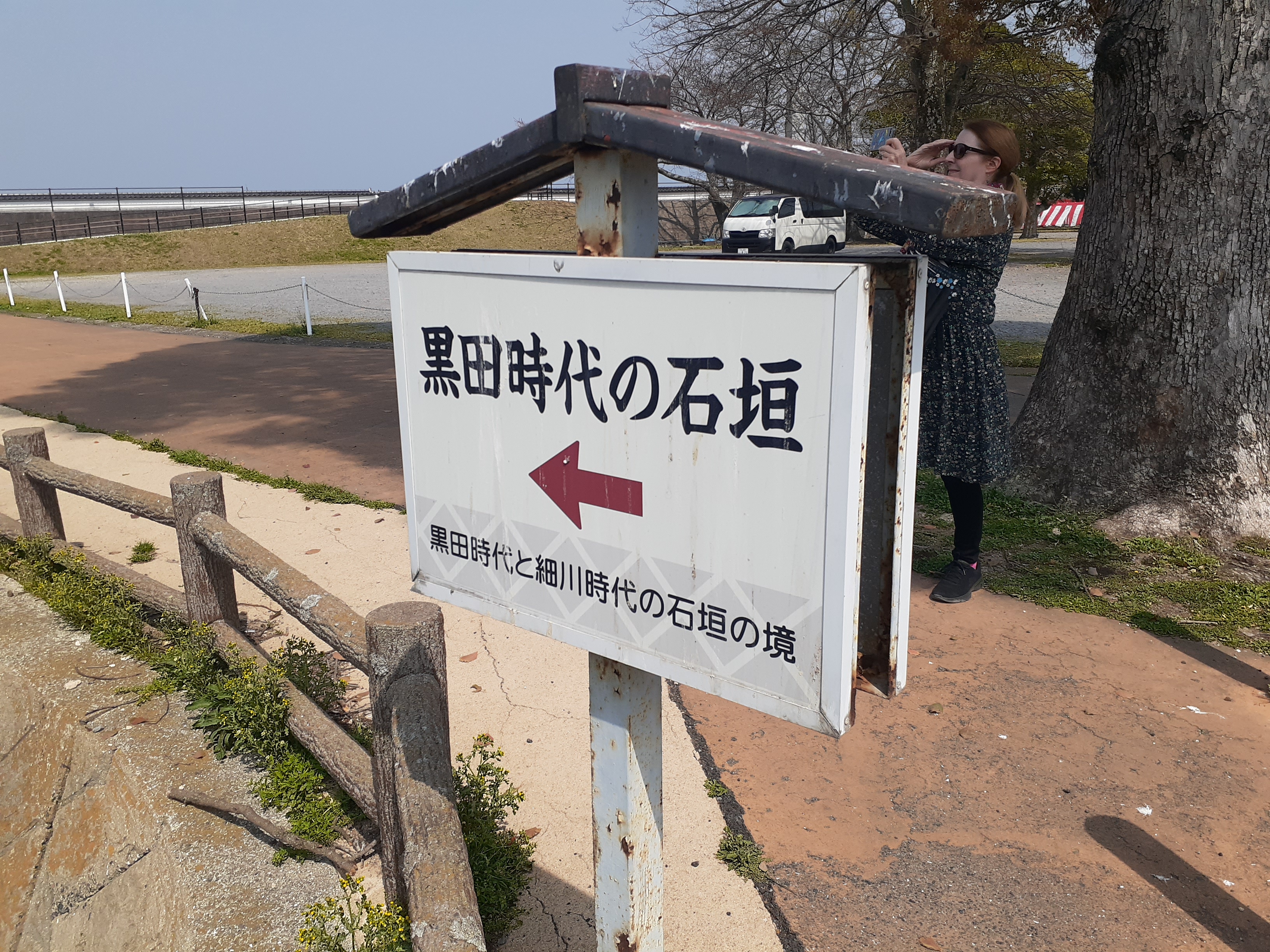 とシ
